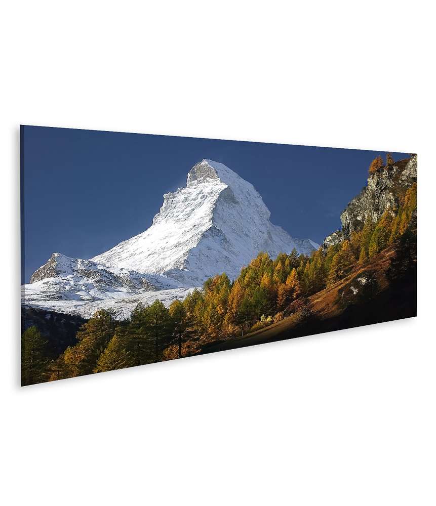 Islandburner Bild auf Leinwand Matterhorn mit Schneedecke, umgeben von Wald unter blauem Himmel