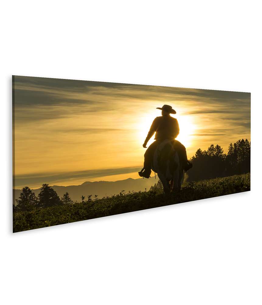 Islandburner Bild auf Leinwand Frühmorgens reitet ein Cowboy über Grasland, Berge und Sonne im Hintergrund