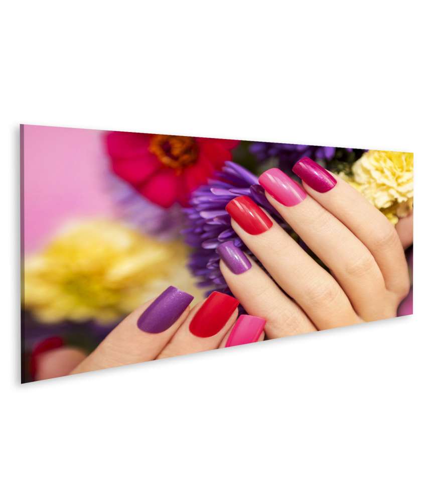 Islandburner Bild auf Leinwand Frauenhand mit farbigem Nagellack und Blumen-Nageldesign auf Wandbild