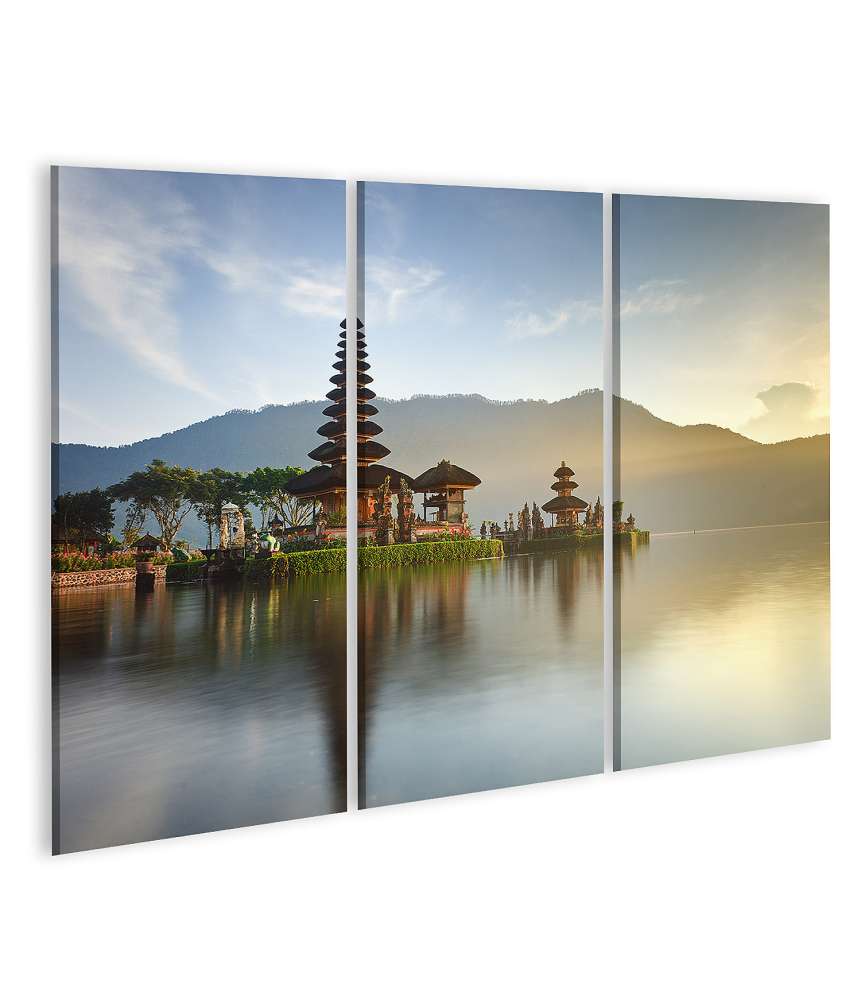 Islandburner Bild auf Leinwand Panorama des Pura Ulun Danu Tempels bei Sonnenaufgang am See Bratan, Bali