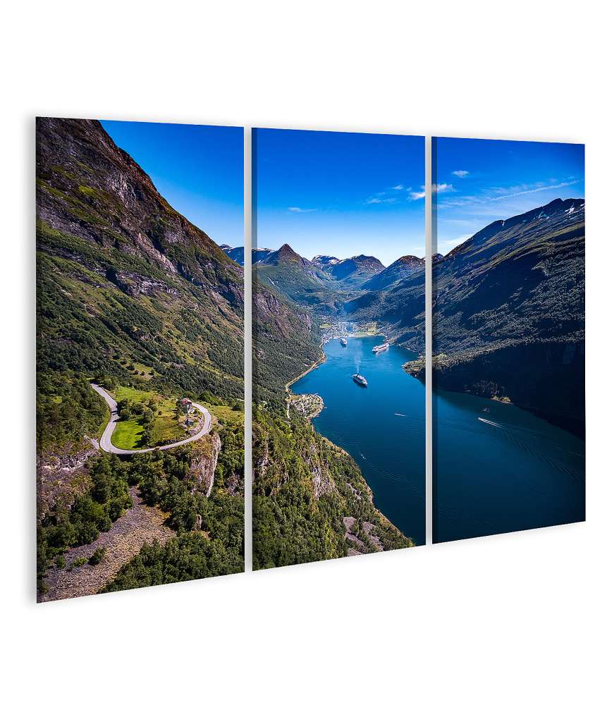 Islandburner Bild auf Leinwand Atemberaubende Luftbildaufnahme des malerischen Geiranger Fjords, Norwegen