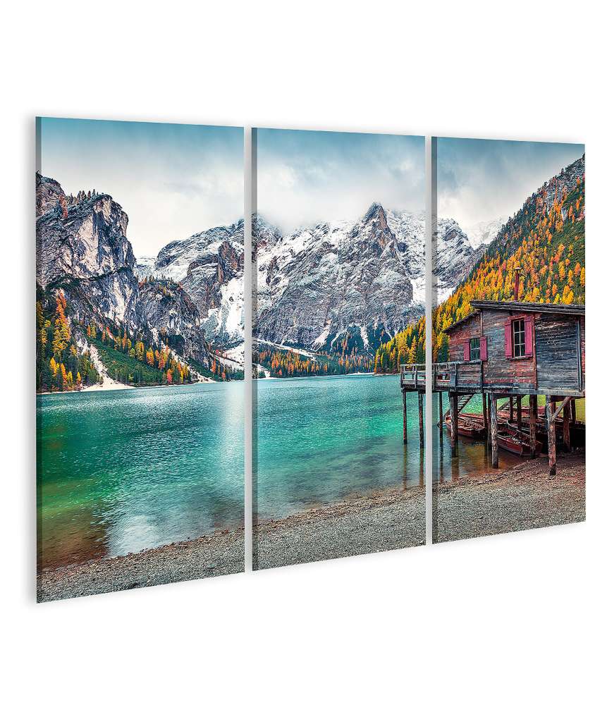 Islandburner Bild auf Leinwand Buntes Wandbild: Bootshütte am Pragser Wildsee mit Seekofel Berg