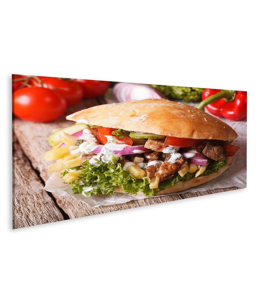 Islandburner Bild auf Leinwand Verlockendes Döner-Kebab-Sandwich mit Fleisch, Gemüse und Pommes