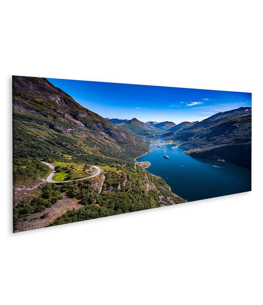 Islandburner Bild auf Leinwand Atemberaubende Luftbildaufnahme des malerischen Geiranger Fjords, Norwegen