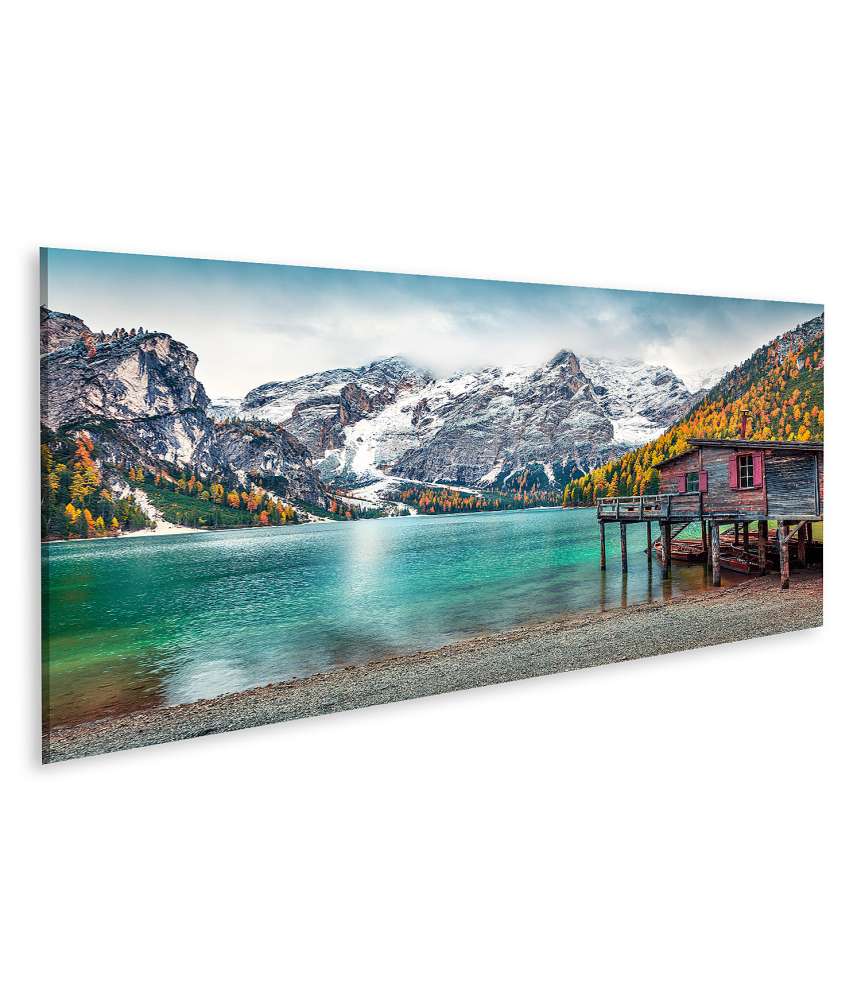 Islandburner Bild auf Leinwand Buntes Wandbild: Bootshütte am Pragser Wildsee mit Seekofel Berg