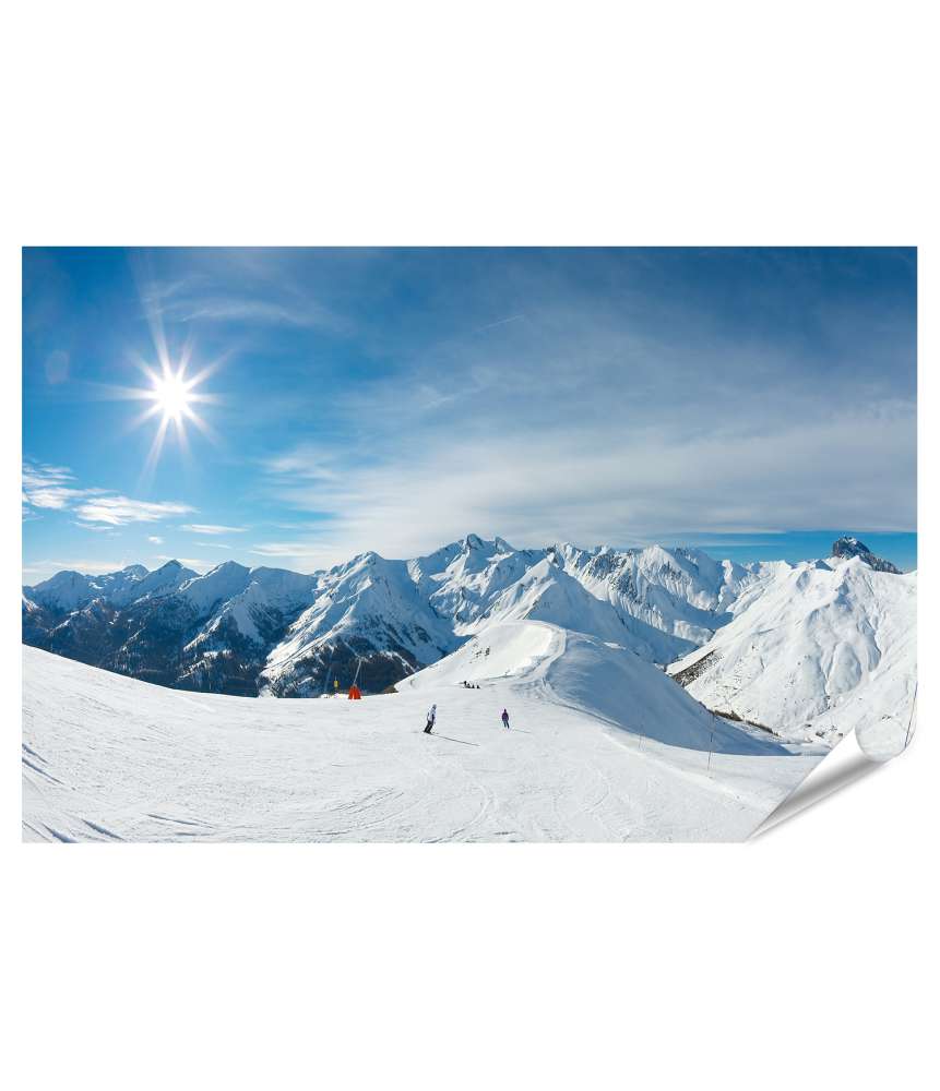 Islandburner XXL Premium Poster Sonnenbeschienene Skipiste mit Schnee in den Bergen unter blauem Himmel