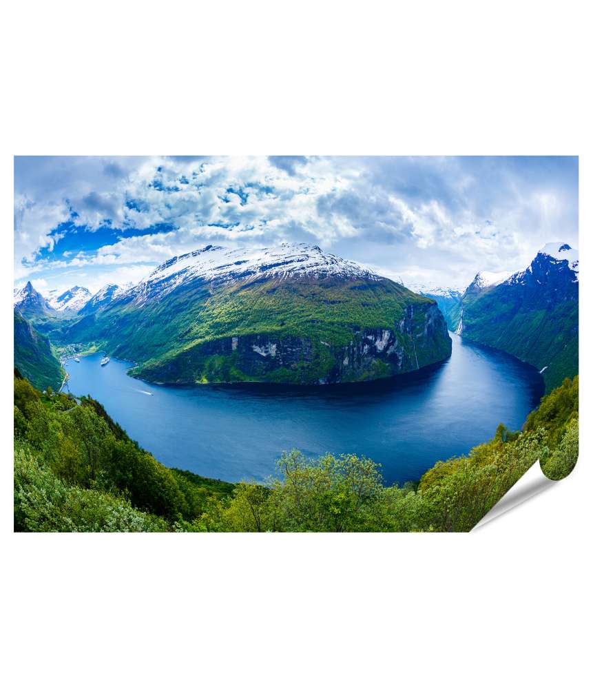 Islandburner XXL Premium Poster Atemberaubende Darstellung des Geiranger Fjords in Norwegens natürlicher Schönheit