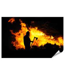 XXL Premium Poster Darstellung eines tapferen Wikingers inmitten eines brennenden Gebäudes