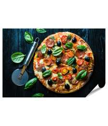 XXL Premium Poster Lebhaftes Wandbild einer Salami-Pizza mit Oliven und Basilikum in Pizzeria