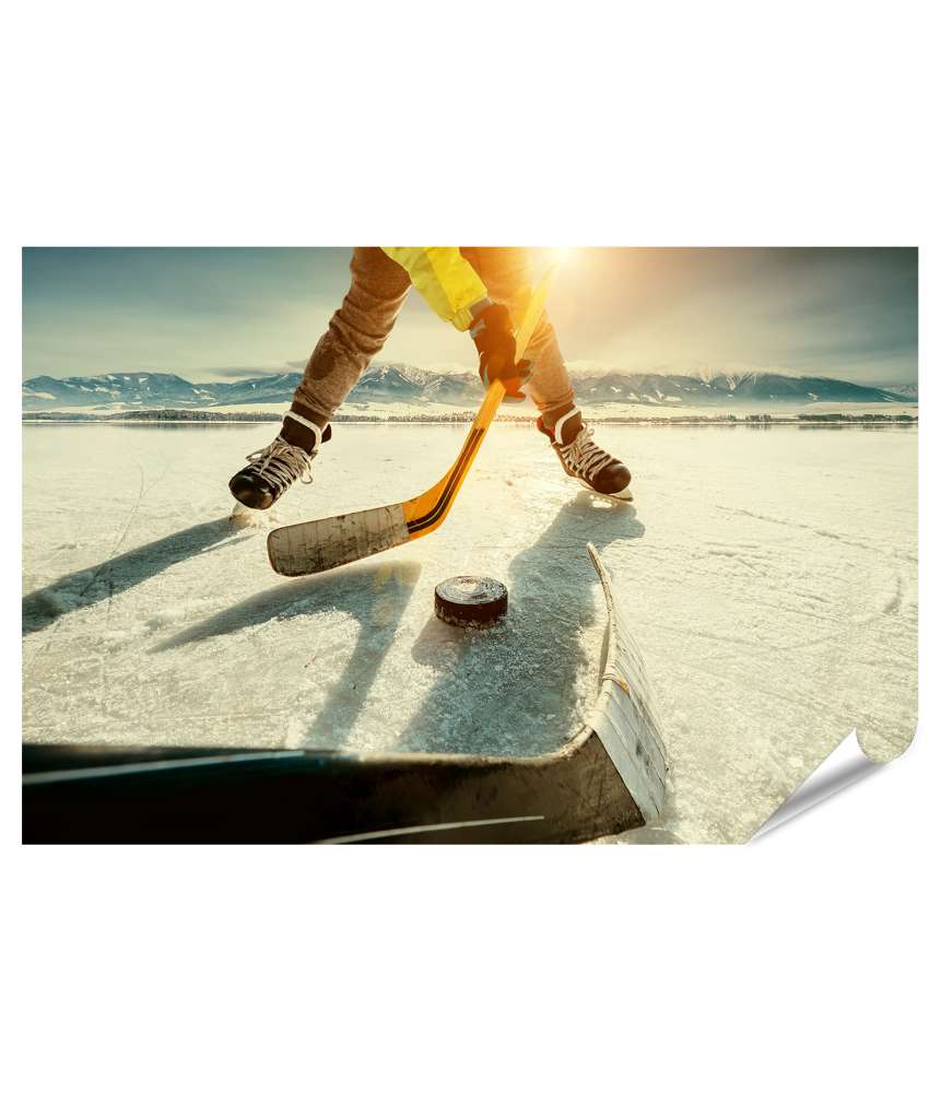 Islandburner XXL Premium Poster Dynamischer Eishockey-Moment auf einem gefrorenen See dargestellt