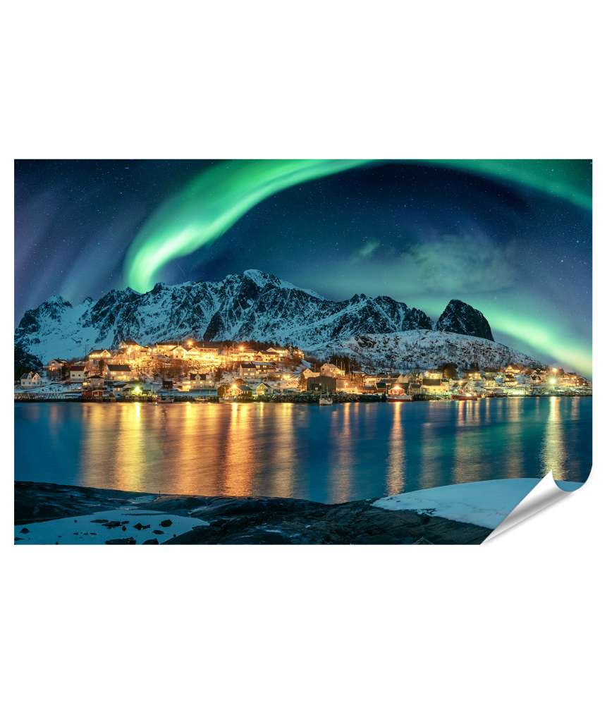 Islandburner XXL Premium Poster Aurora Borealis beleuchtet ein Fischerdorf an der winterlichen Lofoten-Küste