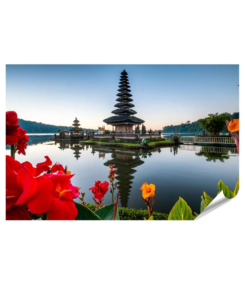 Islandburner XXL Premium Poster Wandbild von Ulun Danu Bratan Tempel in Bali, umgeben von Blumengarten