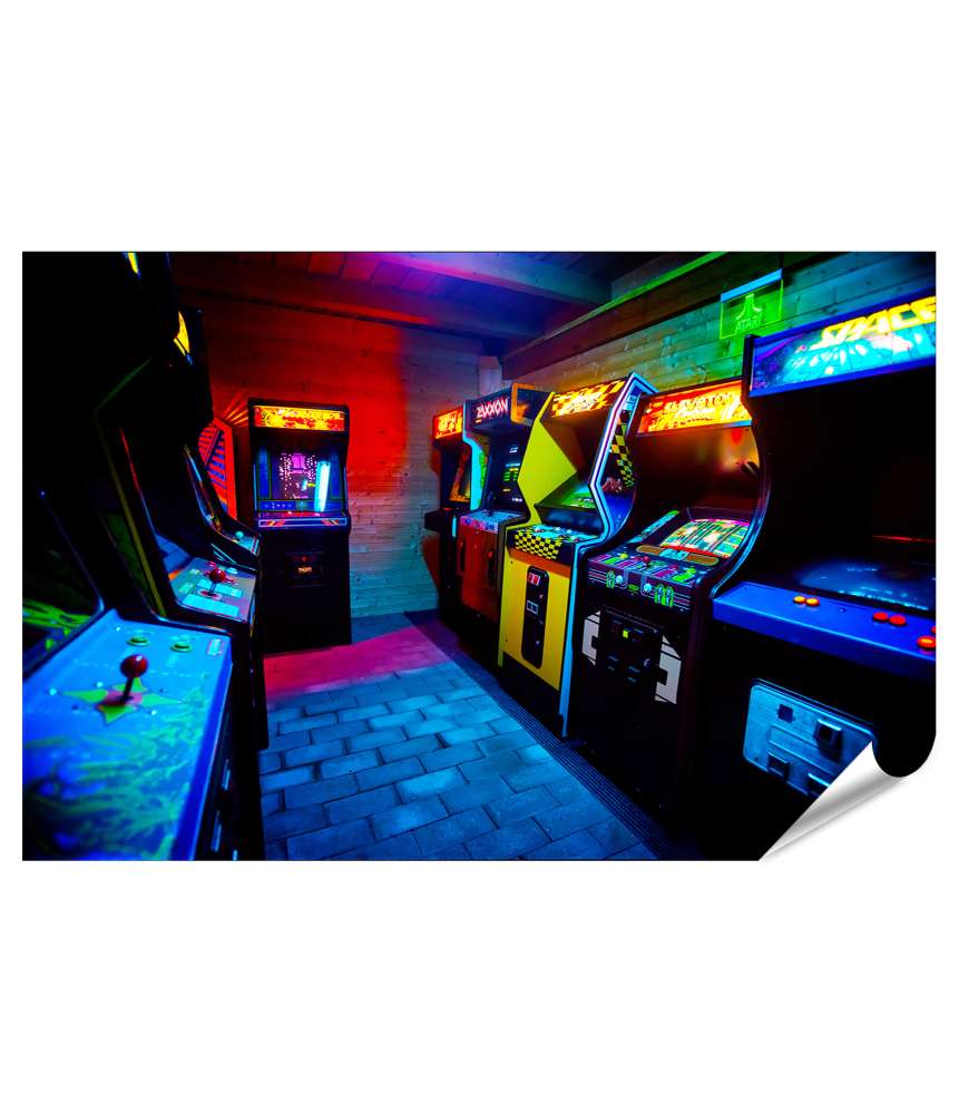 Islandburner XXL Premium Poster Redaktionsraum mit Wandbild alter Arcade-Videospiele der 80er in Prag, Tschechien