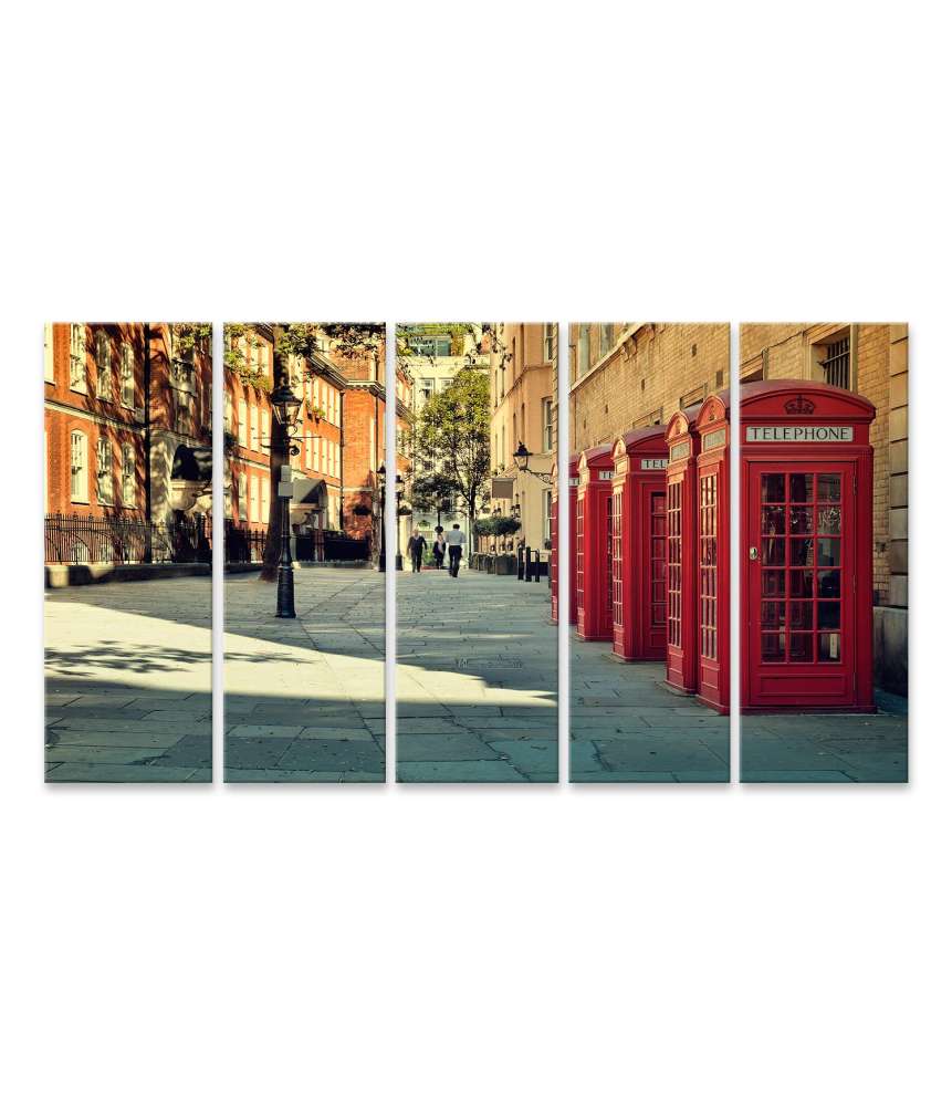 Bild auf Leinwand Typische Szene von London: Straße mit ikonischen roten Telefonzellen