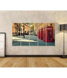 Bild auf Leinwand Typische Szene von London: Straße mit ikonischen roten Telefonzellen