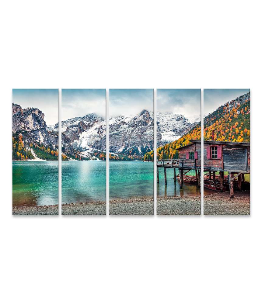 Islandburner Bild auf Leinwand Buntes Wandbild: Bootshütte am Pragser Wildsee mit Seekofel Berg