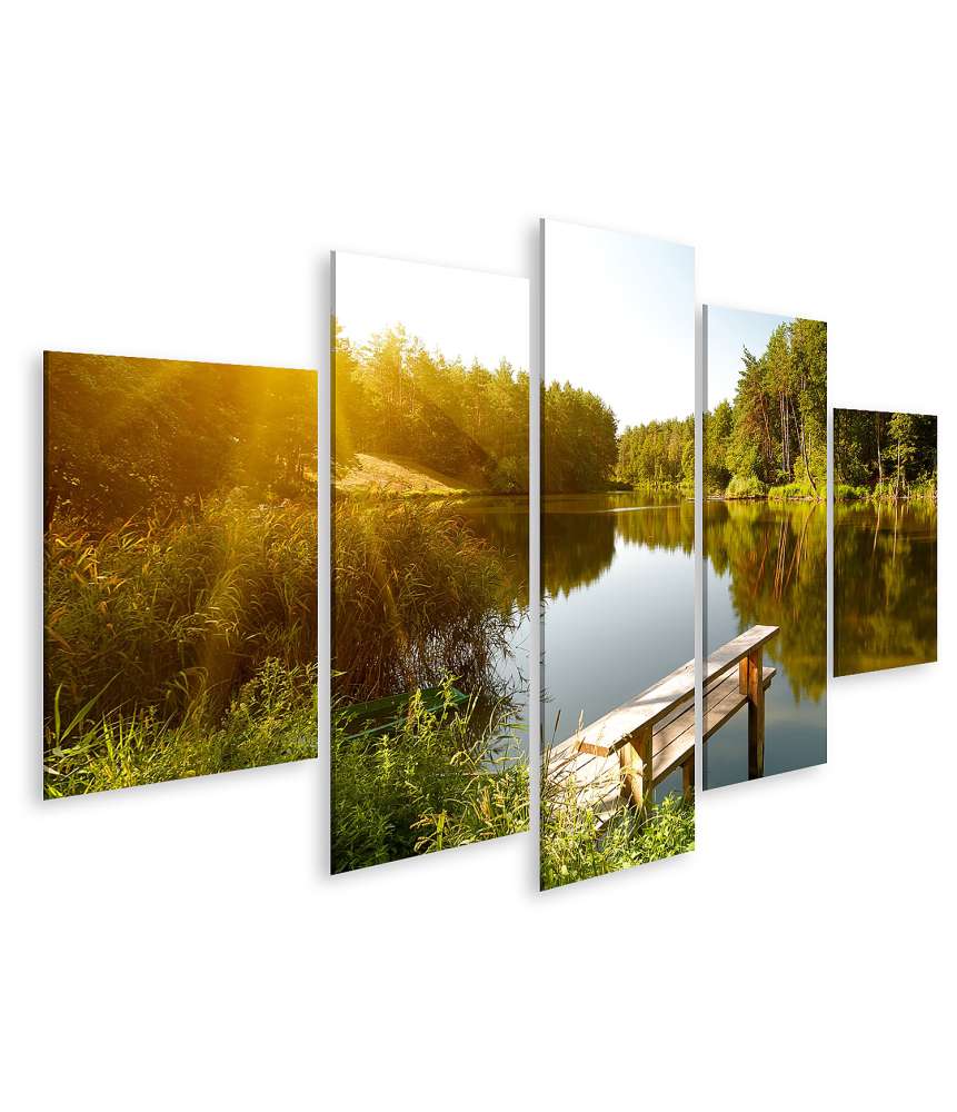 Islandburner Bild auf Leinwand Idyllische Sommerlandschaft mit Waldsee unter strahlendem Sonnenschein