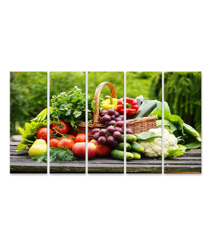 Bild auf Leinwand Bio-Gemüse im Weidenkorb: Lebendiges Küchenwandbild