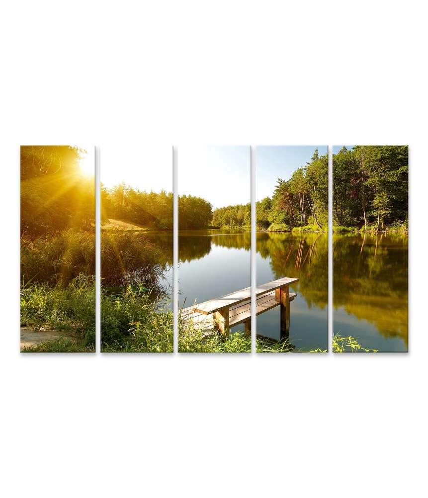 Islandburner Bild auf Leinwand Idyllische Sommerlandschaft mit Waldsee unter strahlendem Sonnenschein