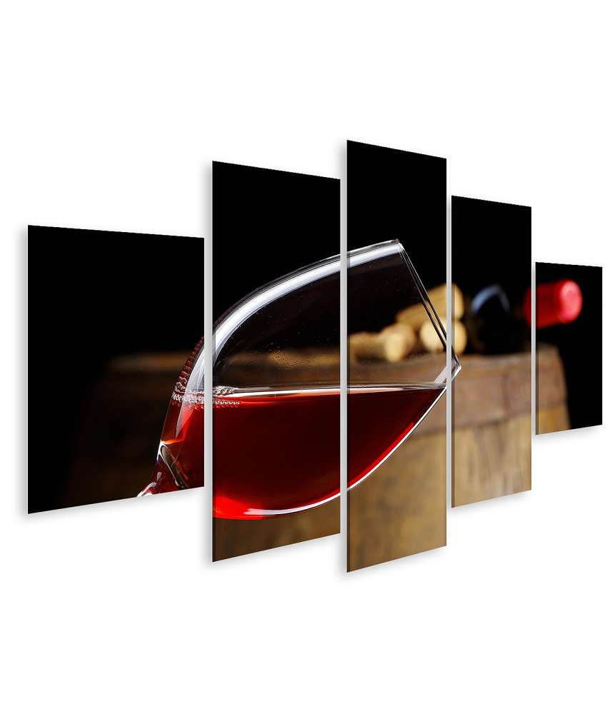 Islandburner Bild auf Leinwand Roter Wein im Glas vor einem Weinfass-Hintergrund