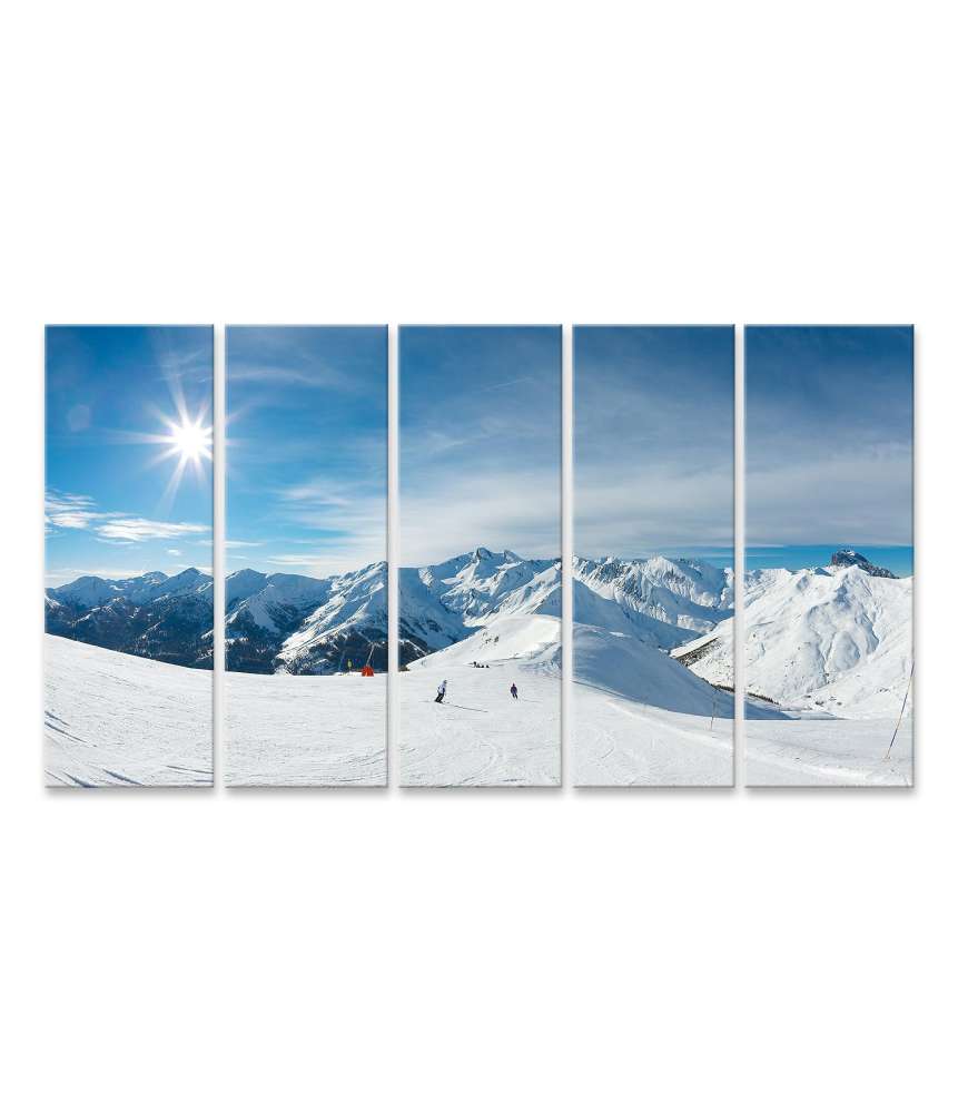 Islandburner Bild auf Leinwand Sonnenbeschienene Skipiste mit Schnee in den Bergen unter blauem Himmel