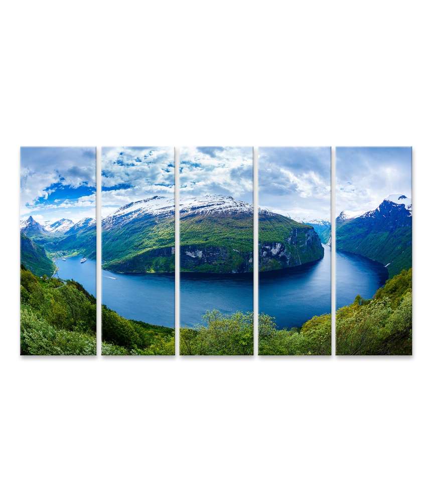 Islandburner Bild auf Leinwand Atemberaubende Darstellung des Geiranger Fjords in Norwegens natürlicher Schönheit