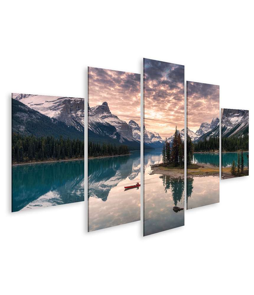 Bild auf Leinwand Kanufahrer auf dem Maligne Lake mit Spiegelung der Rocky Mountains auf Spirit Island