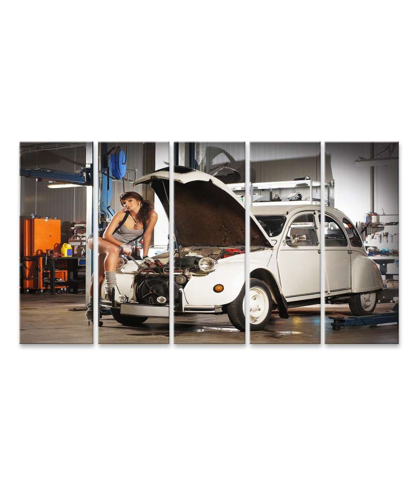 Islandburner Bild auf Leinwand Verführerische Frau repariert Retro Citroen Ente in einer alten Garage