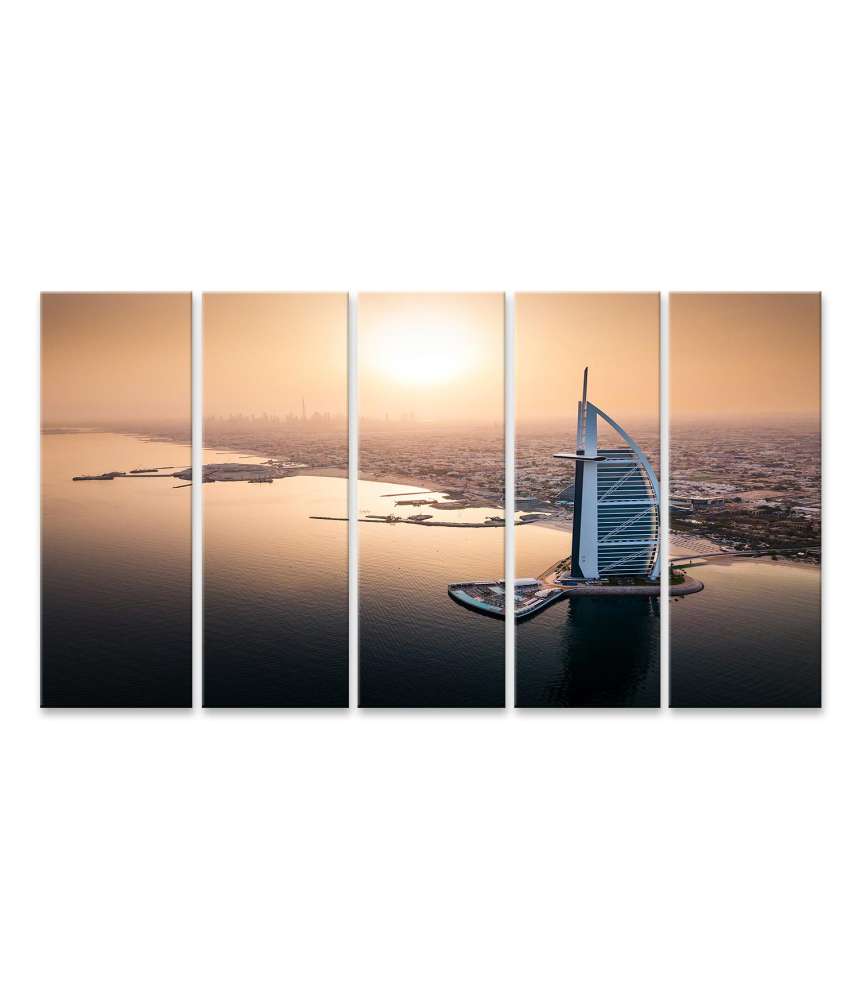 Bild auf Leinwand Luftbild von Dubais luxuriöser Skyline und Seaside Hotels beim Sonnenaufgang