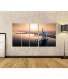 Bild auf Leinwand Luftbild von Dubais luxuriöser Skyline und Seaside Hotels beim Sonnenaufgang