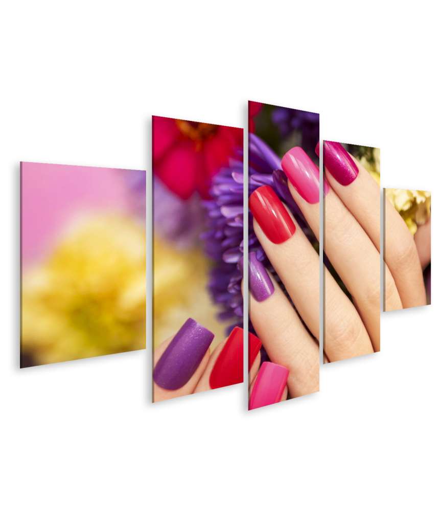 Islandburner Bild auf Leinwand Frauenhand mit farbigem Nagellack und Blumen-Nageldesign auf Wandbild