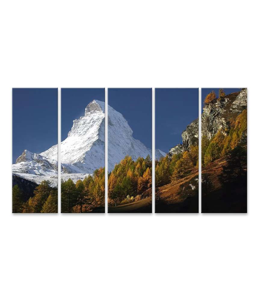 Islandburner Bild auf Leinwand Matterhorn mit Schneedecke, umgeben von Wald unter blauem Himmel