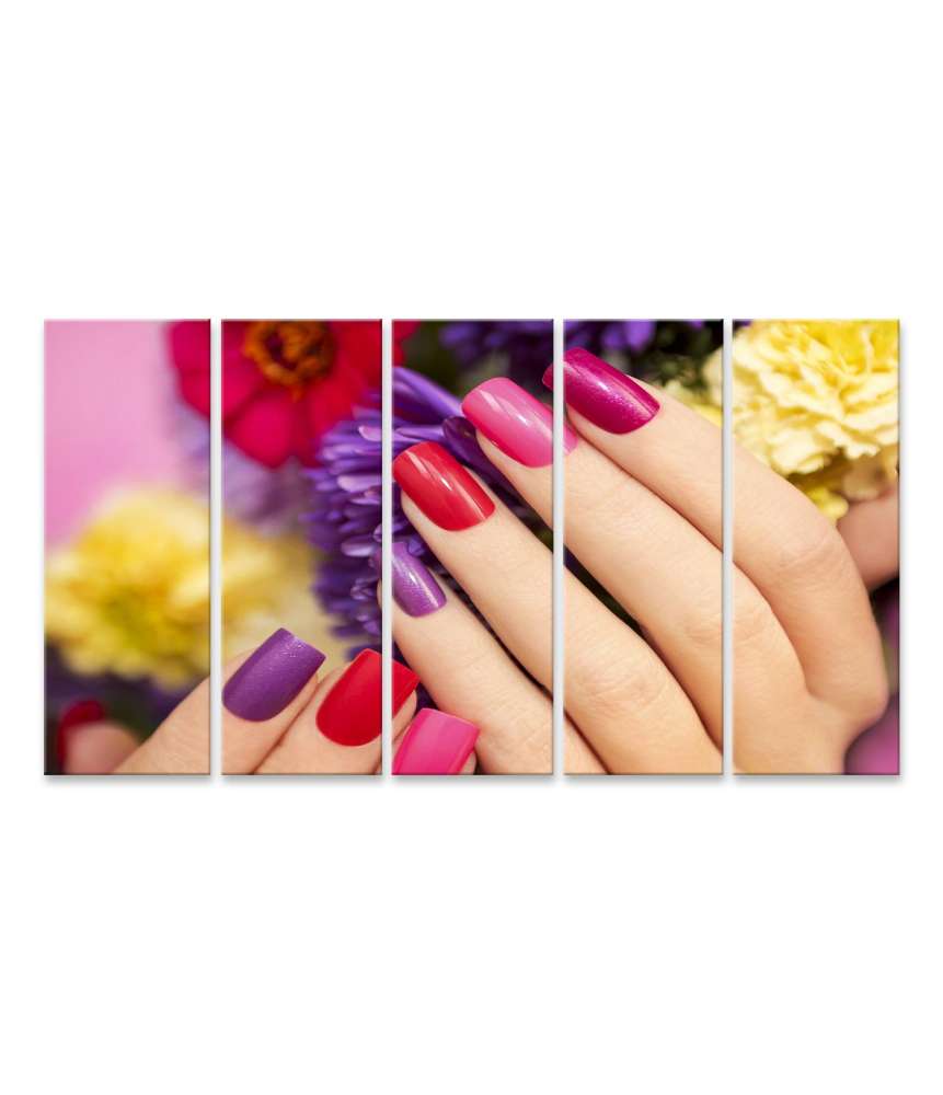 Islandburner Bild auf Leinwand Frauenhand mit farbigem Nagellack und Blumen-Nageldesign auf Wandbild