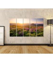 Bild auf Leinwand Sonnenaufgang über blühenden Blumen und Berghügeln in natürlicher Landschaft
