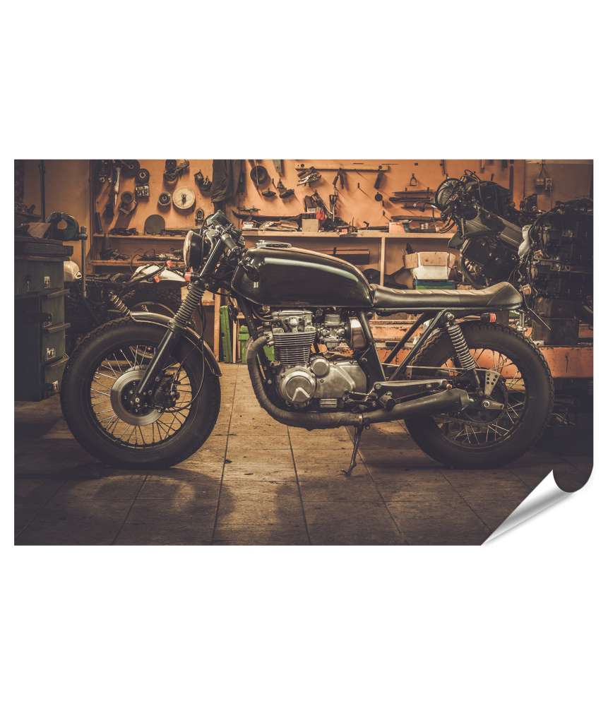 Islandburner XXL Premium Poster Vintage-Stil Cafe Racer Motorrad in einer nostalgischen Garage dargestellt