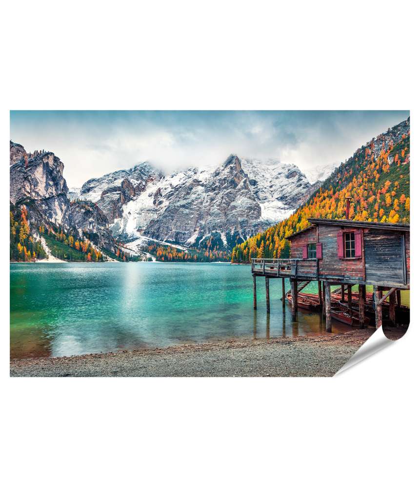 Islandburner XXL Premium Poster Buntes Wandbild: Bootshütte am Pragser Wildsee mit Seekofel Berg