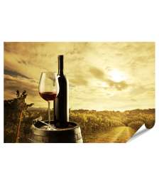 Premium Poster Rotweinflasche und Weinglas auf einem Weinfass dargestellt