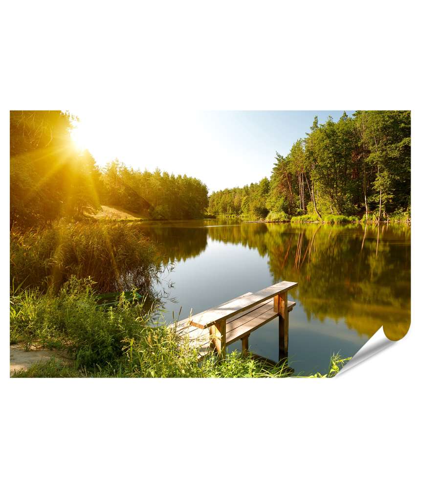 Premium Poster Idyllische Sommerlandschaft mit Waldsee unter strahlendem Sonnenschein