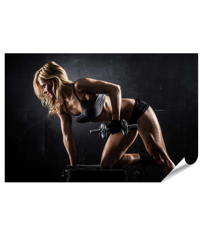 Islandburner Premium Poster Athletische Frau trainiert mit Hanteln im Fitnessstudio-Wandbild