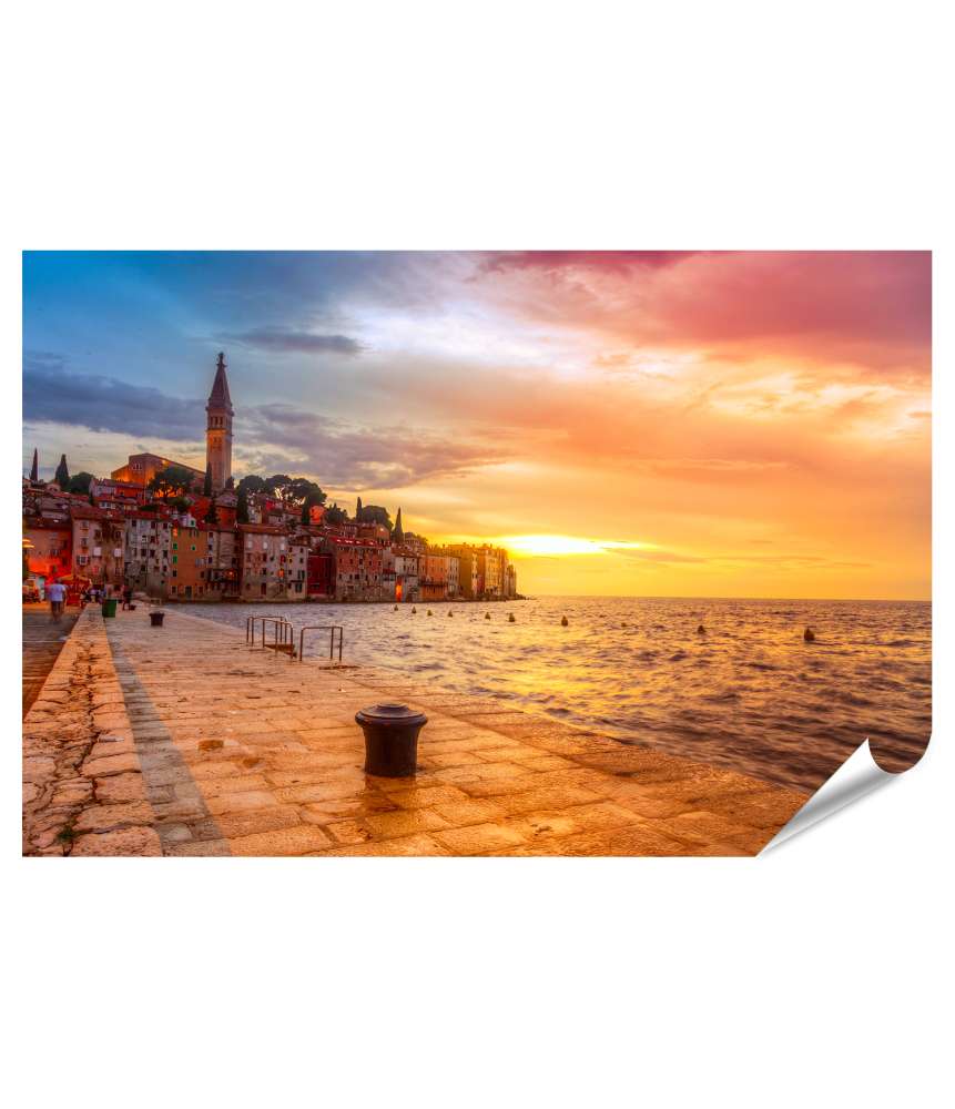 Premium Poster Schöner Sonnenuntergang in Rovinjs Altstadt an der Adriaküste, Kroatien