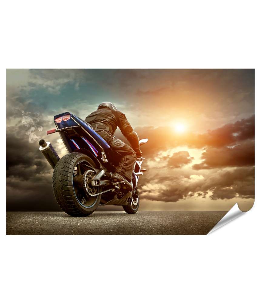 Islandburner Premium Poster Mann auf Motorrad unter wolkenverhangenem Himmel auf Asphaltstraße