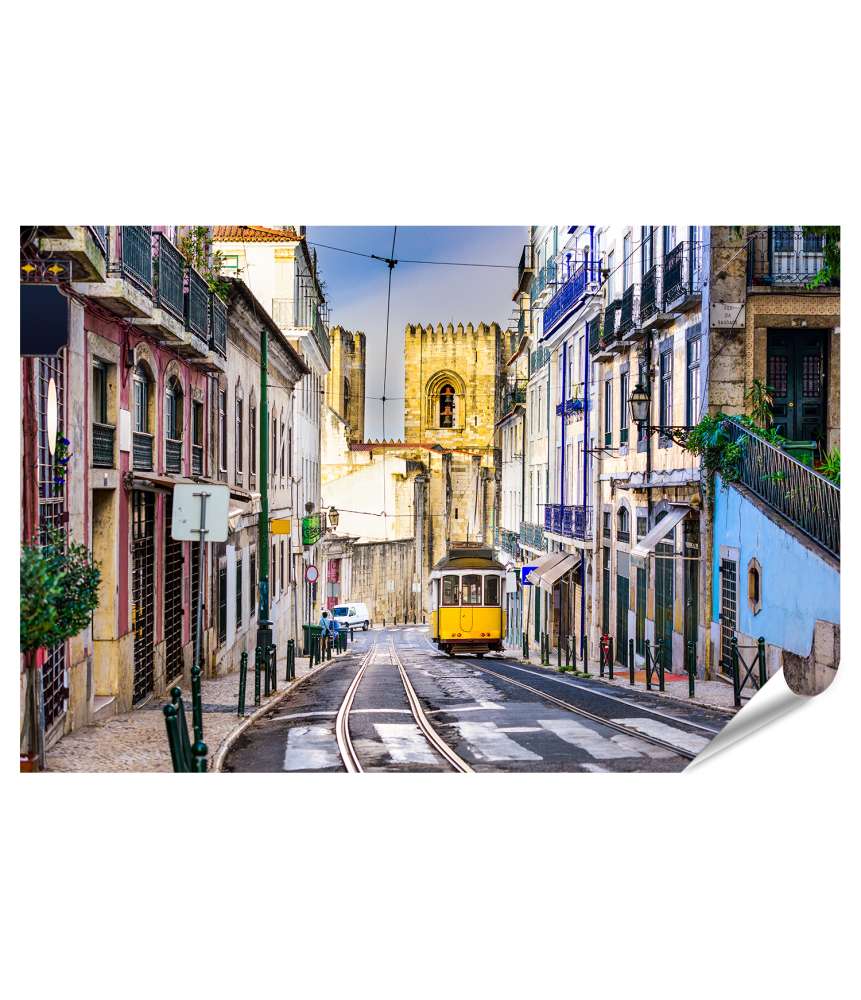 Islandburner Premium Poster Lissabon: Wandbild einer Straßenbahn nahe der Kathedrale in Portugal