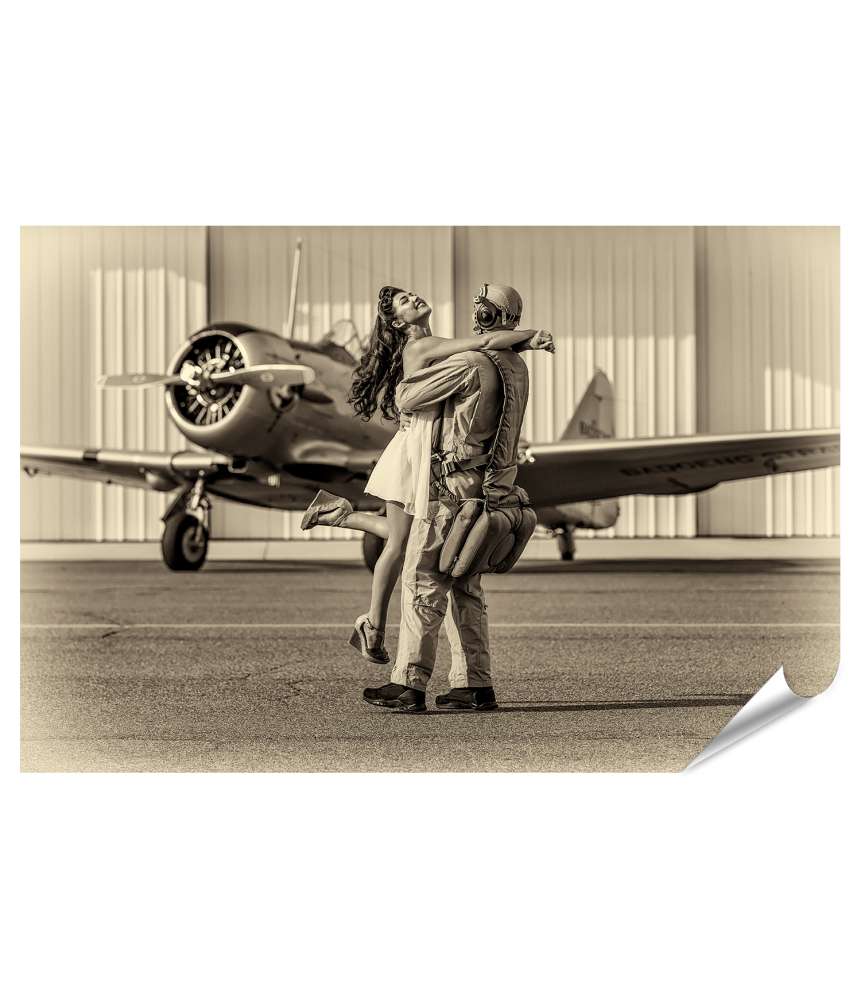 Islandburner Premium Poster Vintage-gekleidetes Modell mit Pilot und WW-II-Flugzeug auf Wandbild