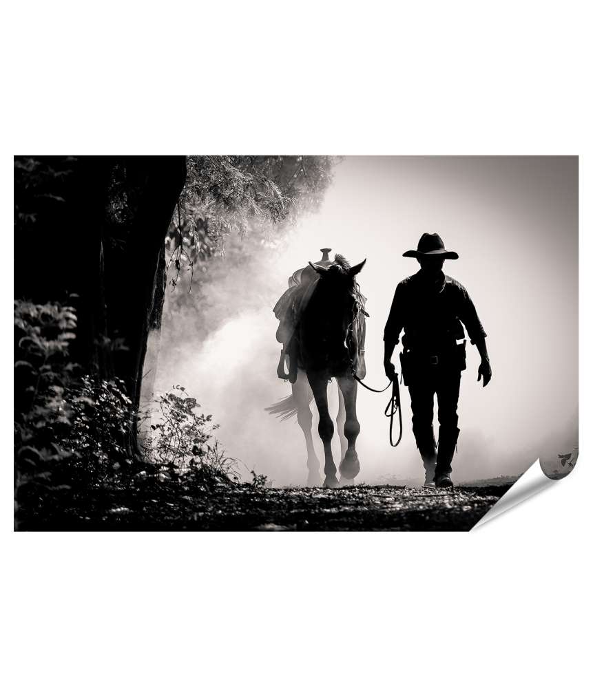 Islandburner Premium Poster Schwarz-Weiß-Silhouette eines Cowboys auf einem Pferd beim Sonnenaufgang