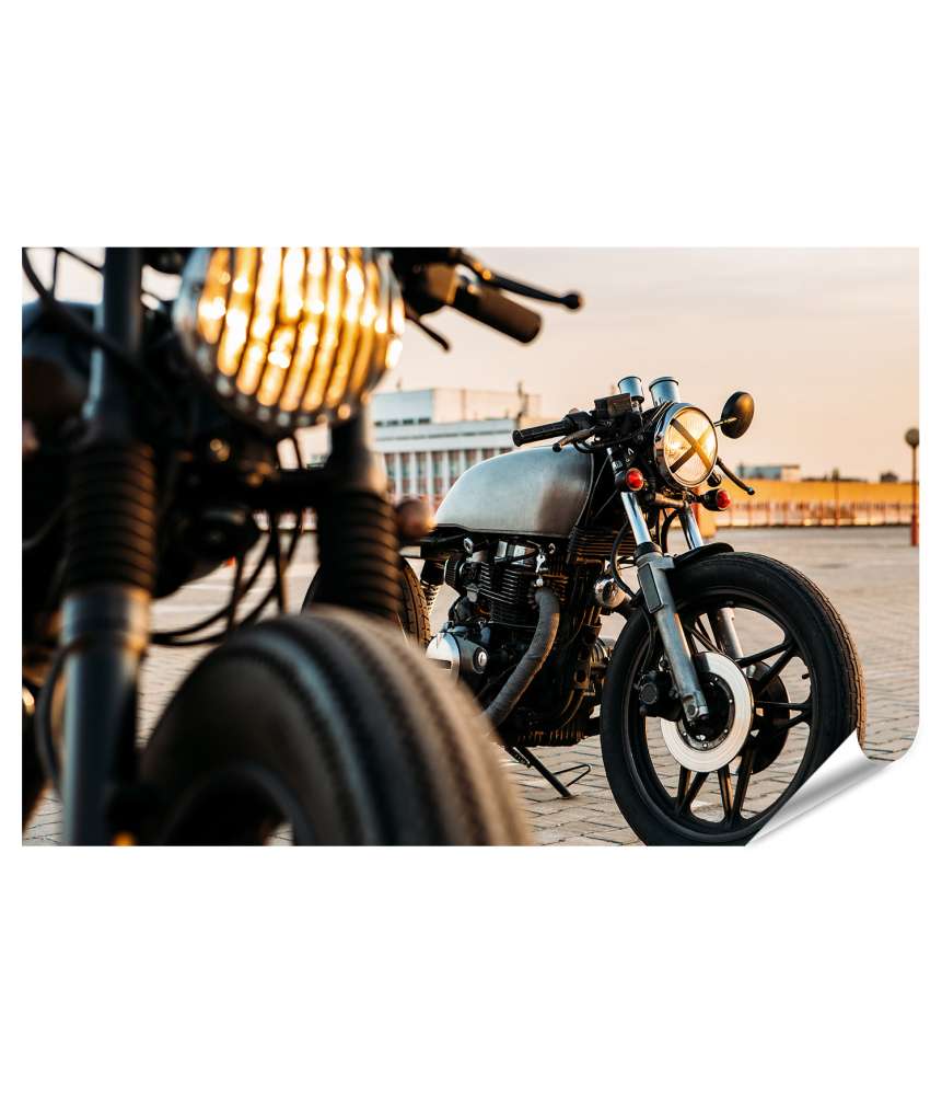 Islandburner Premium Poster Retro Custom-Motorrad Cafe Racer mit eingeschalteten Lampenlichtern