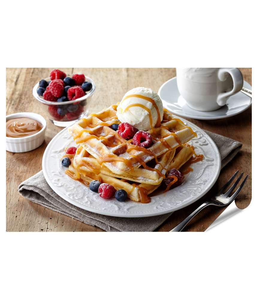 Islandburner Premium Poster Belgisches Waffel-Dessert mit Eiscreme, Karamellsauce und frischen Beeren