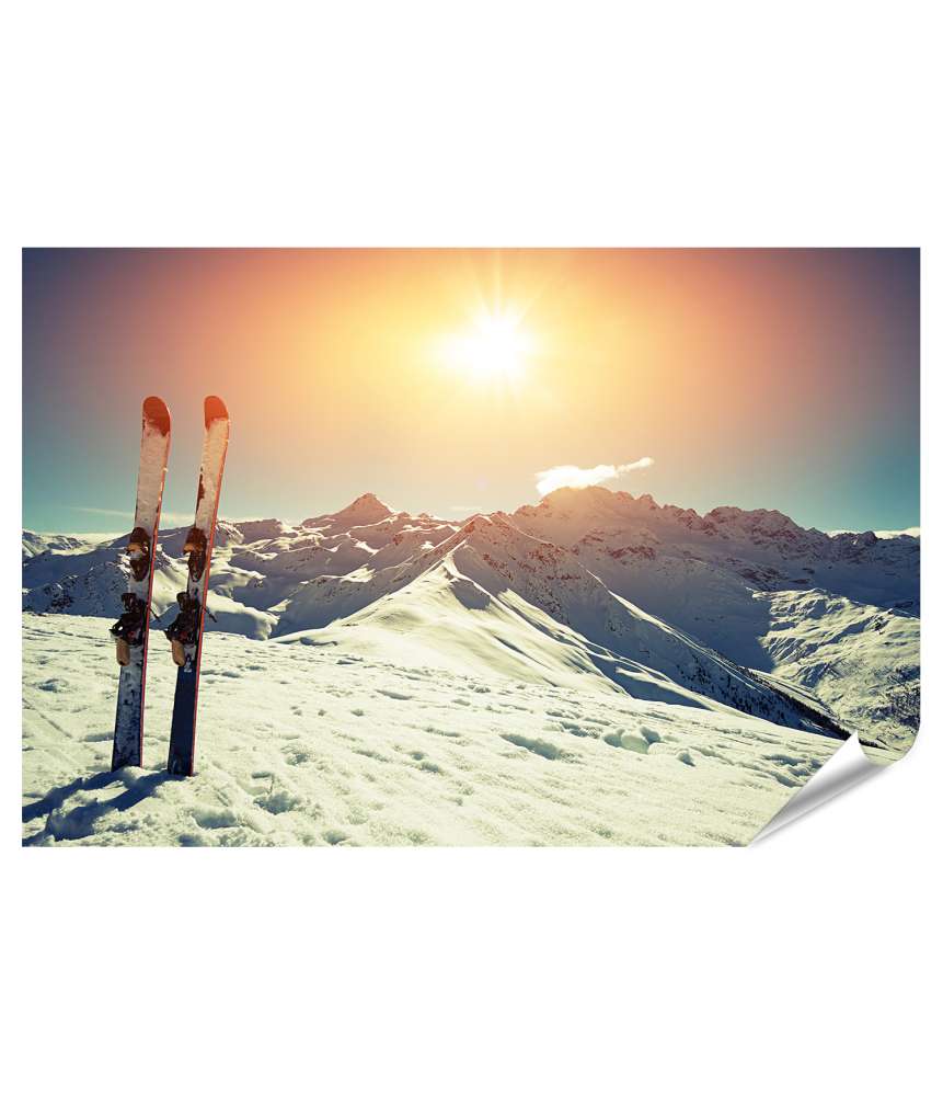 Premium Poster Wintersportler auf Skiern in verschneiten Berglandschaften