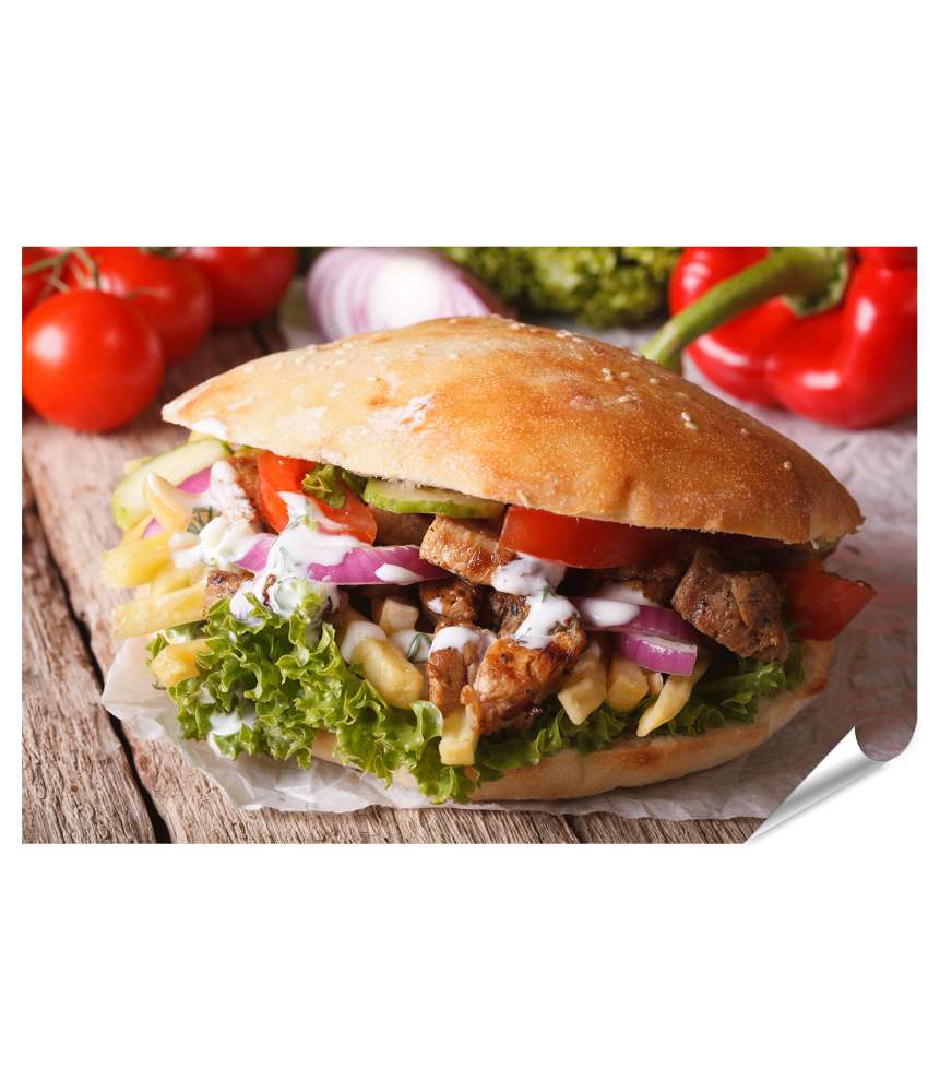 Islandburner Premium Poster Verlockendes Döner-Kebab-Sandwich mit Fleisch, Gemüse und Pommes